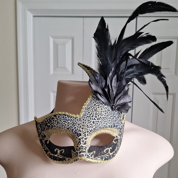 Elegant Black and Gold Masquerade Mask with Feathers - Picture 2 of 6